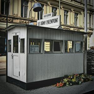 Ascolta Checkpoint Charlie nell'app